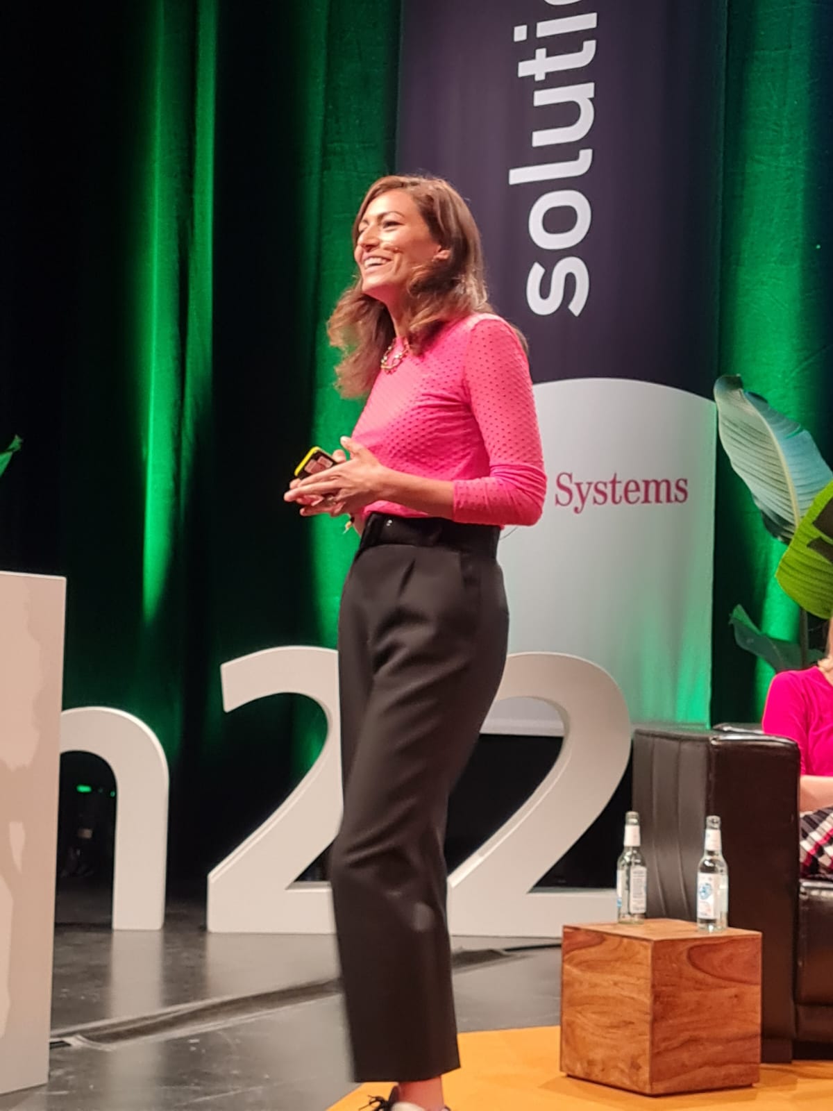 Dr. Sevda Helpap bei einem Summit-Vortrag